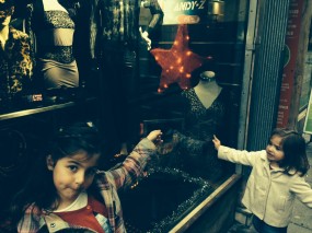 matilda´s quest. Big red Star on a window